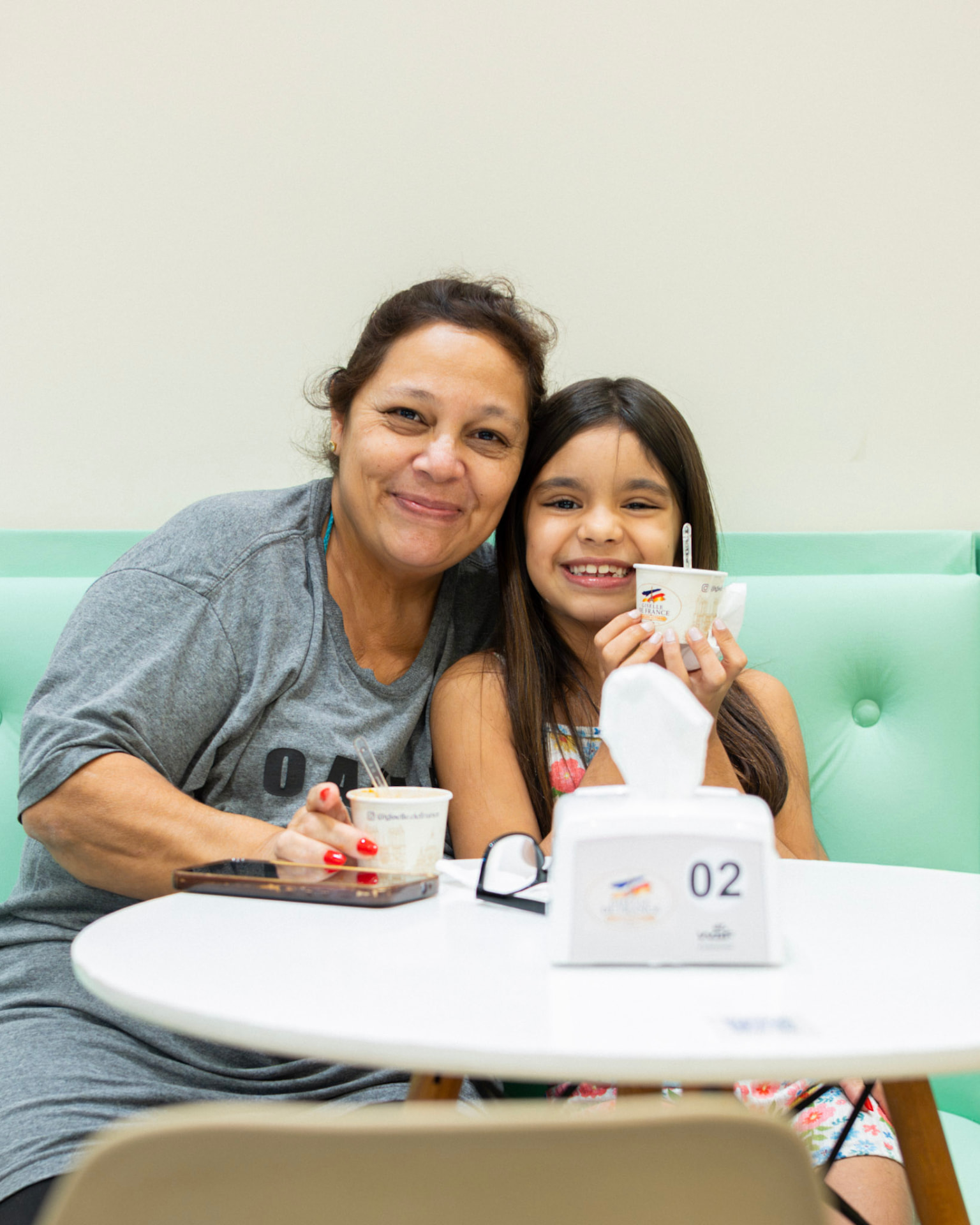 Mãe e filha tomando gelato na Giselle de France