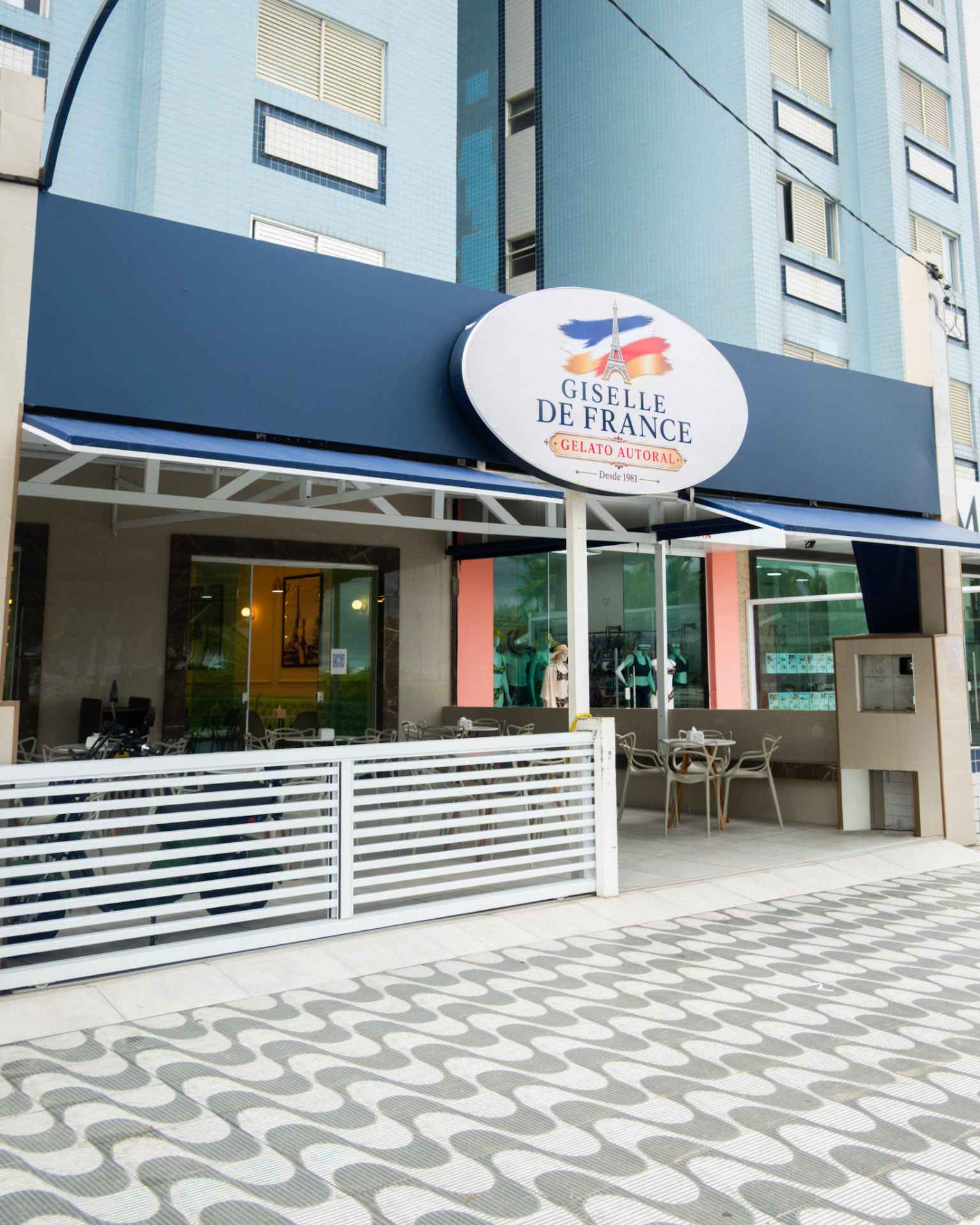 Clientes tomando gelato na loja da Giselle de France